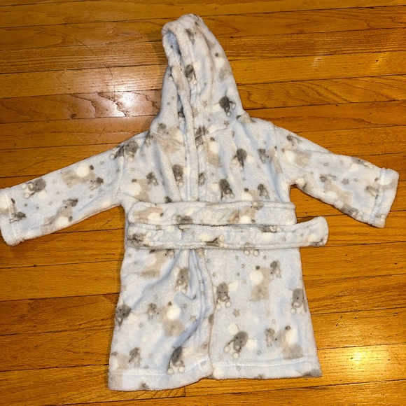 Bundle of 2 baby towels 9 months and 12 + months - Picture 3 of 16